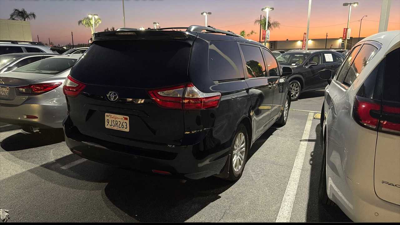 Used 2017 Toyota Sienna XLE image 2