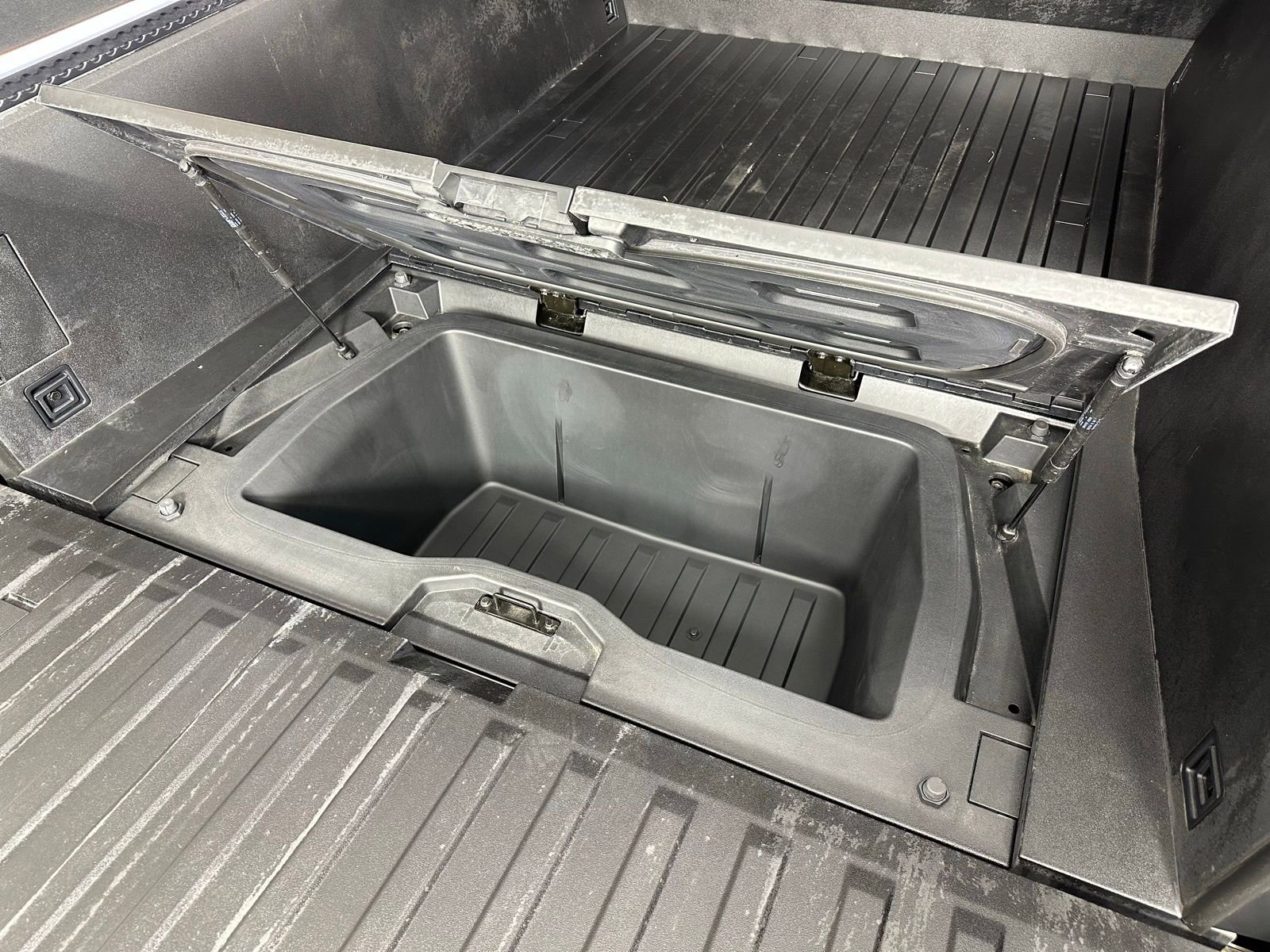 Used 2025 Tesla Cybertruck AWD Crew Cab image 33