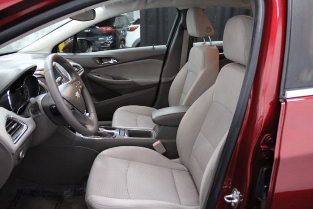 Used 2018 Chevrolet Cruze LT w/ Convenience Package FWD image 11