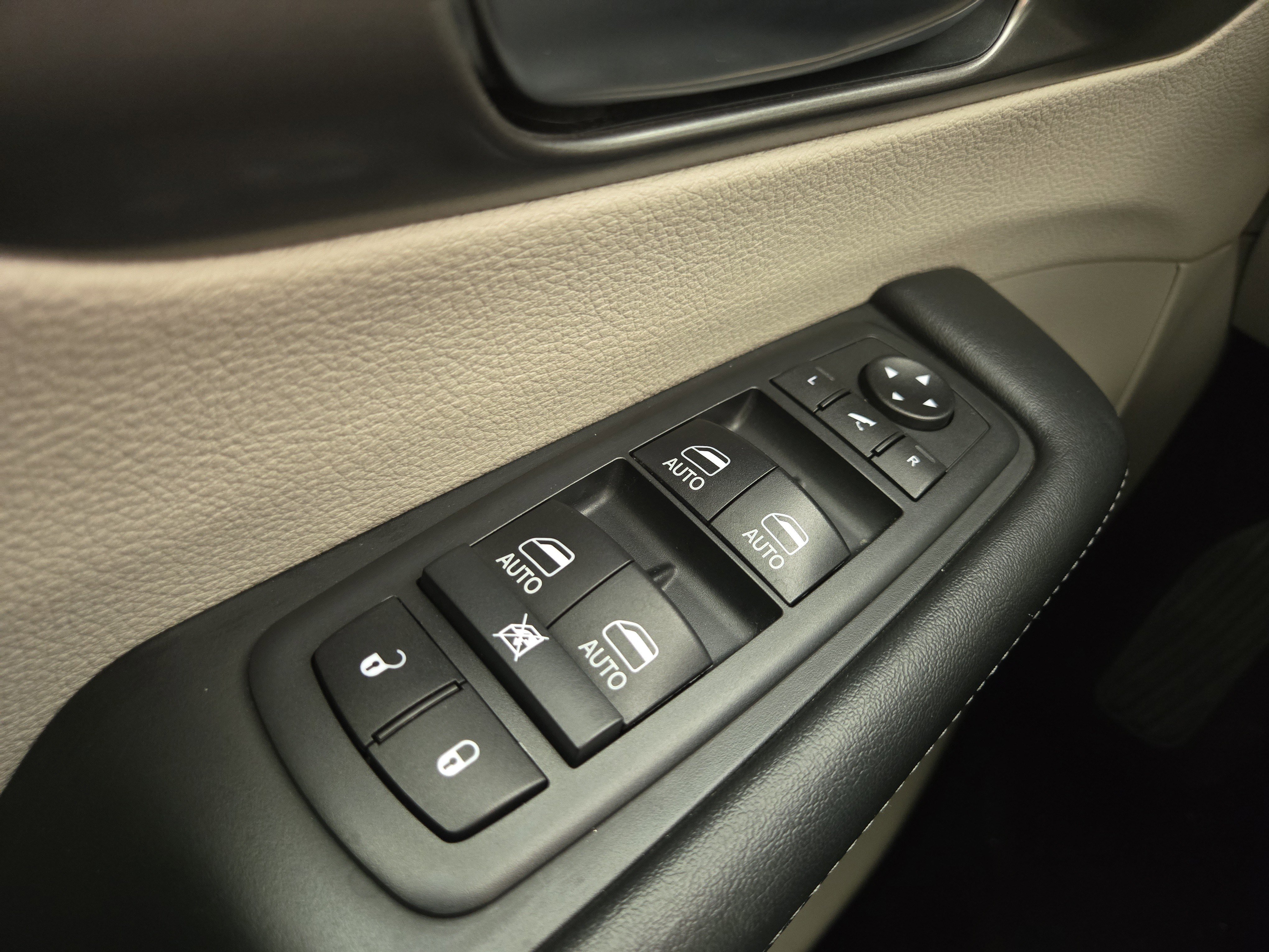 Used 2018 Chrysler Pacifica Limited image 31