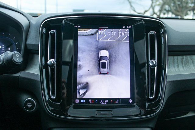 Used 2025 Volvo XC40 B5 Plus image 23