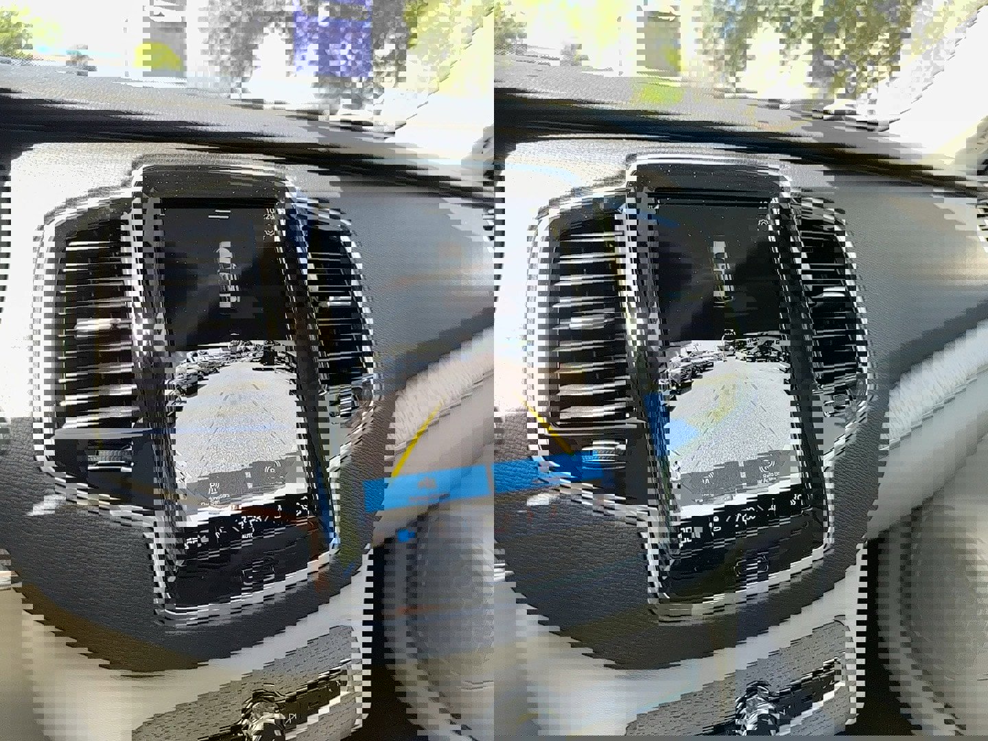 New 2025 Volvo XC90 T8 Plus w/ Protection Package Premier image 24