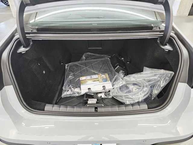 Certified 2025 BMW 750e xDrive w/ Executive Package AWD/4WD image 29