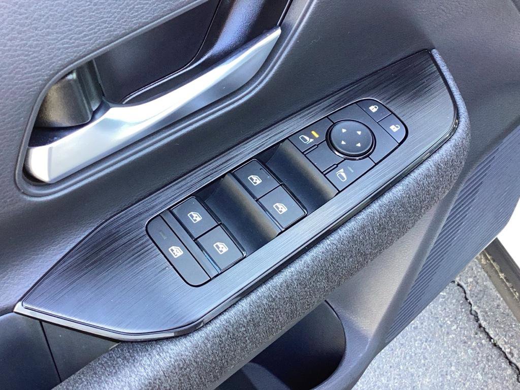 New 2025 Nissan Kicks SV w/ Charging Package image 13