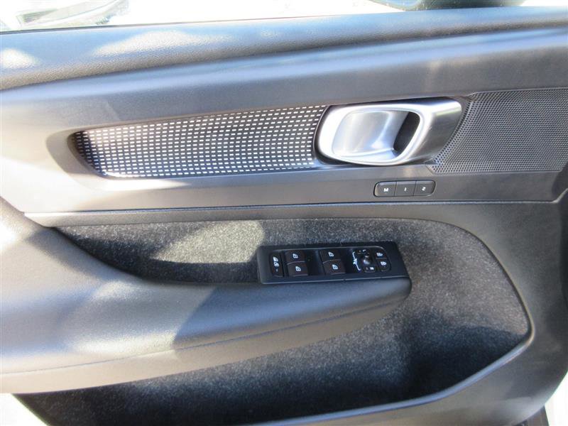 Used 2019 Volvo XC40 T4 R-Design image 24