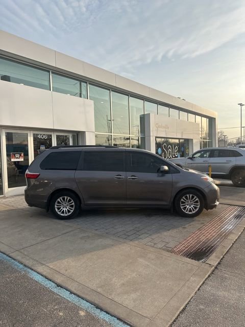 Used 2017 Toyota Sienna XLE image 6