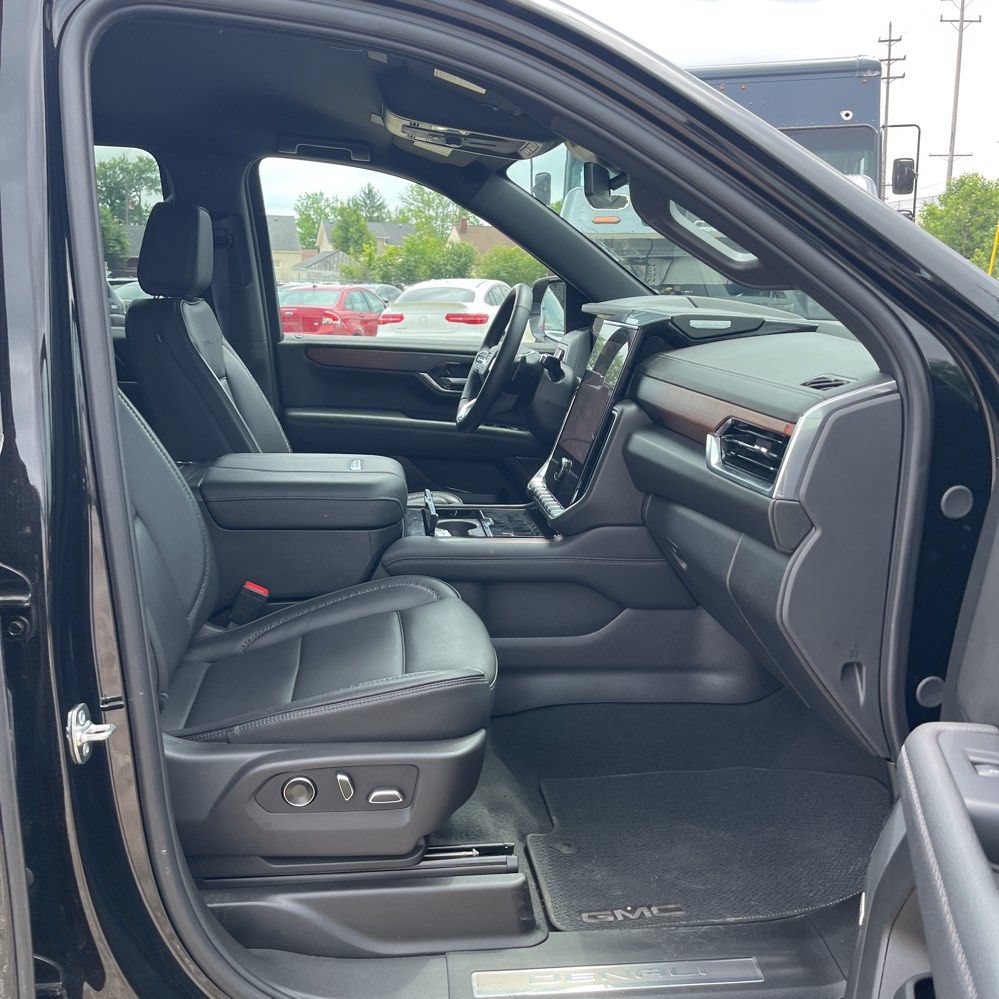 Used 2025 GMC Yukon XL Denali AWD/4WD image 6