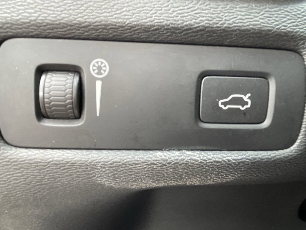 Used 2021 Volvo XC60 T5 Momentum w/ Premium Package image 18