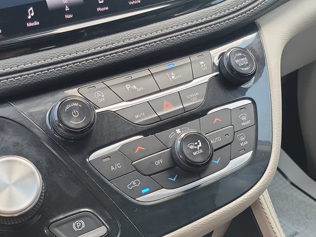 Used 2023 Chrysler Pacifica Limited FWD image 19
