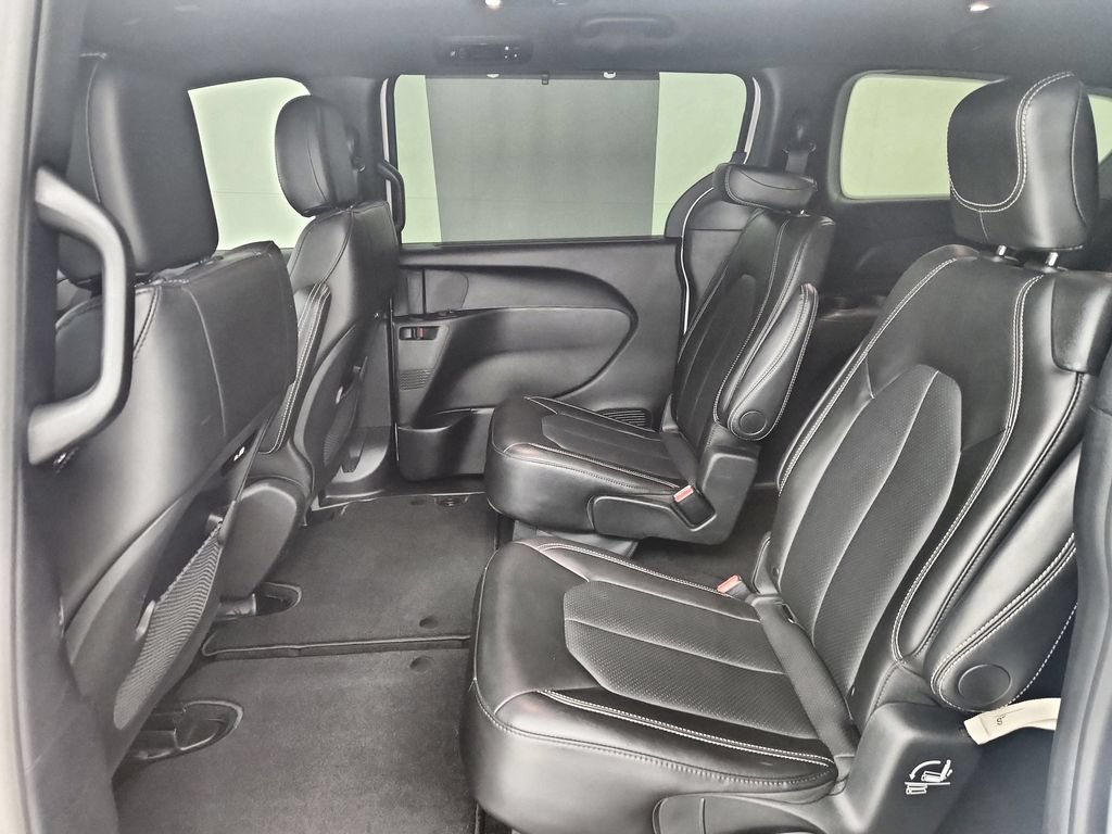 Used 2025 Chrysler Pacifica Select AWD/4WD image 33