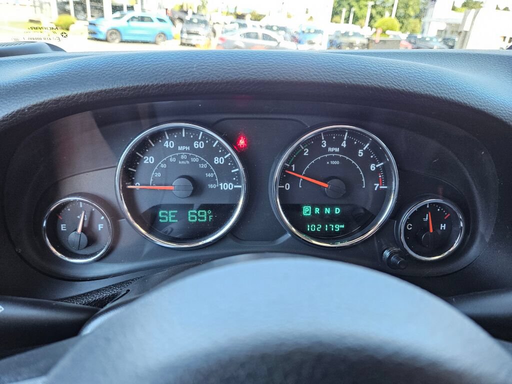 Used 2015 Jeep Wrangler Unlimited Sahara w/ Connectivity Group AWD/4WD image 21