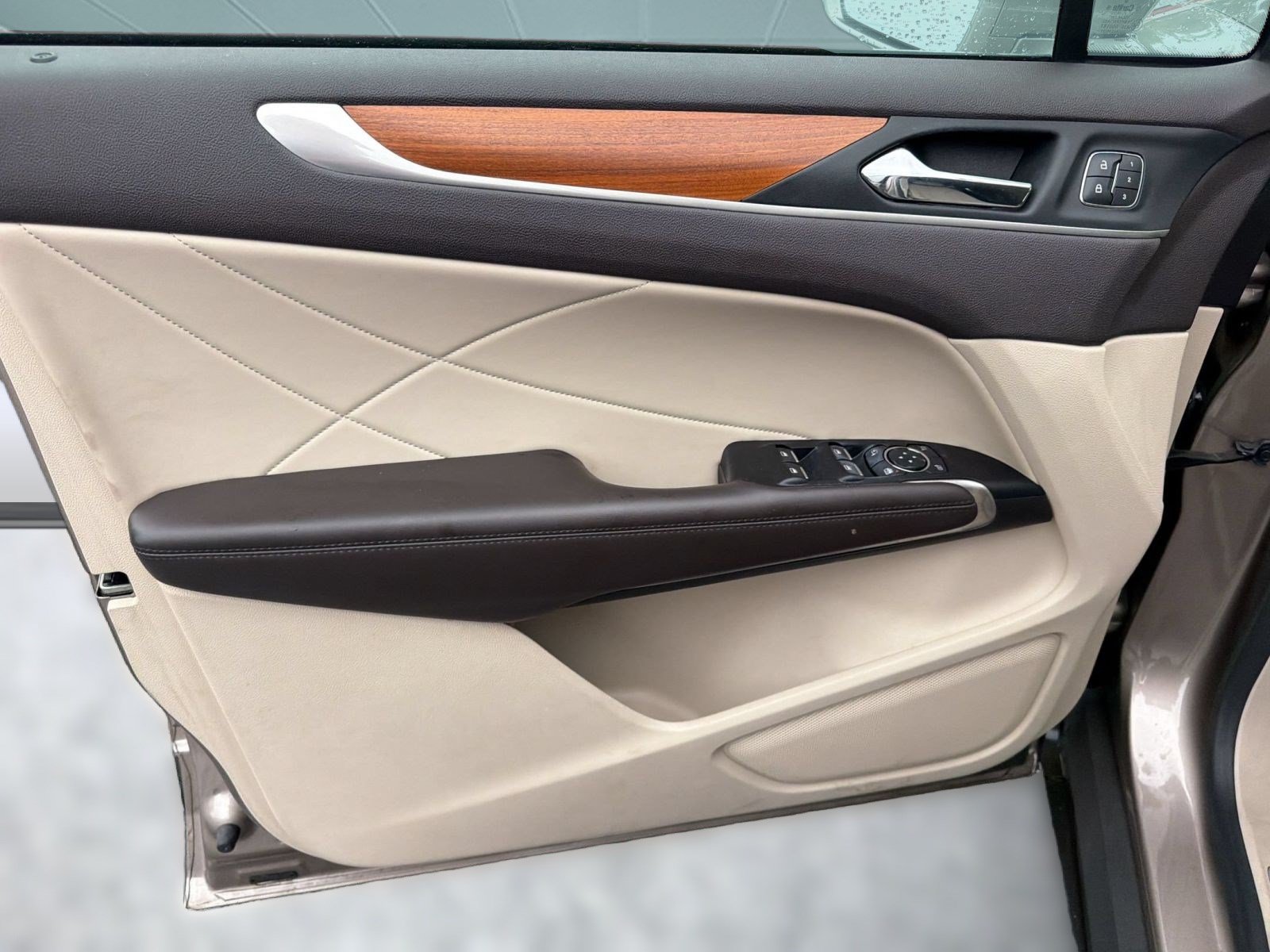 Used 2019 Lincoln MKC Select w/ Select Plus Package FWD image 14
