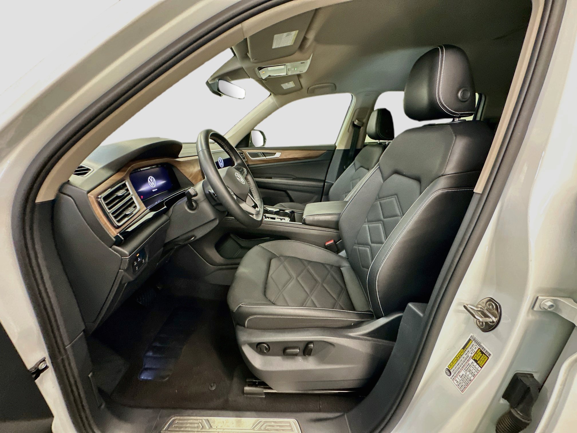 Used 2025 Volkswagen Atlas SE AWD/4WD image 13
