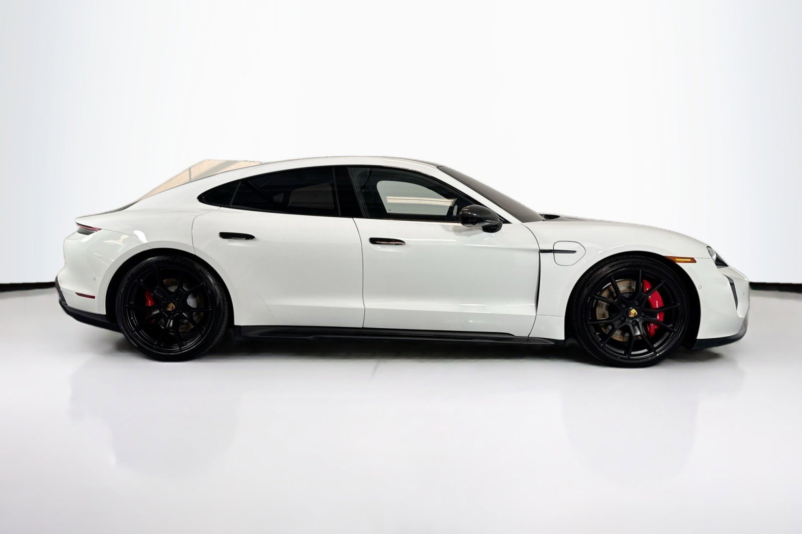 Used 2023 Porsche Taycan GTS image 4