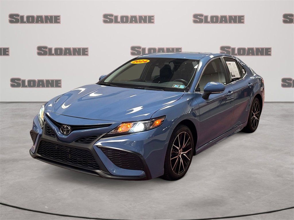 Used 2024 Toyota Camry SE image 1