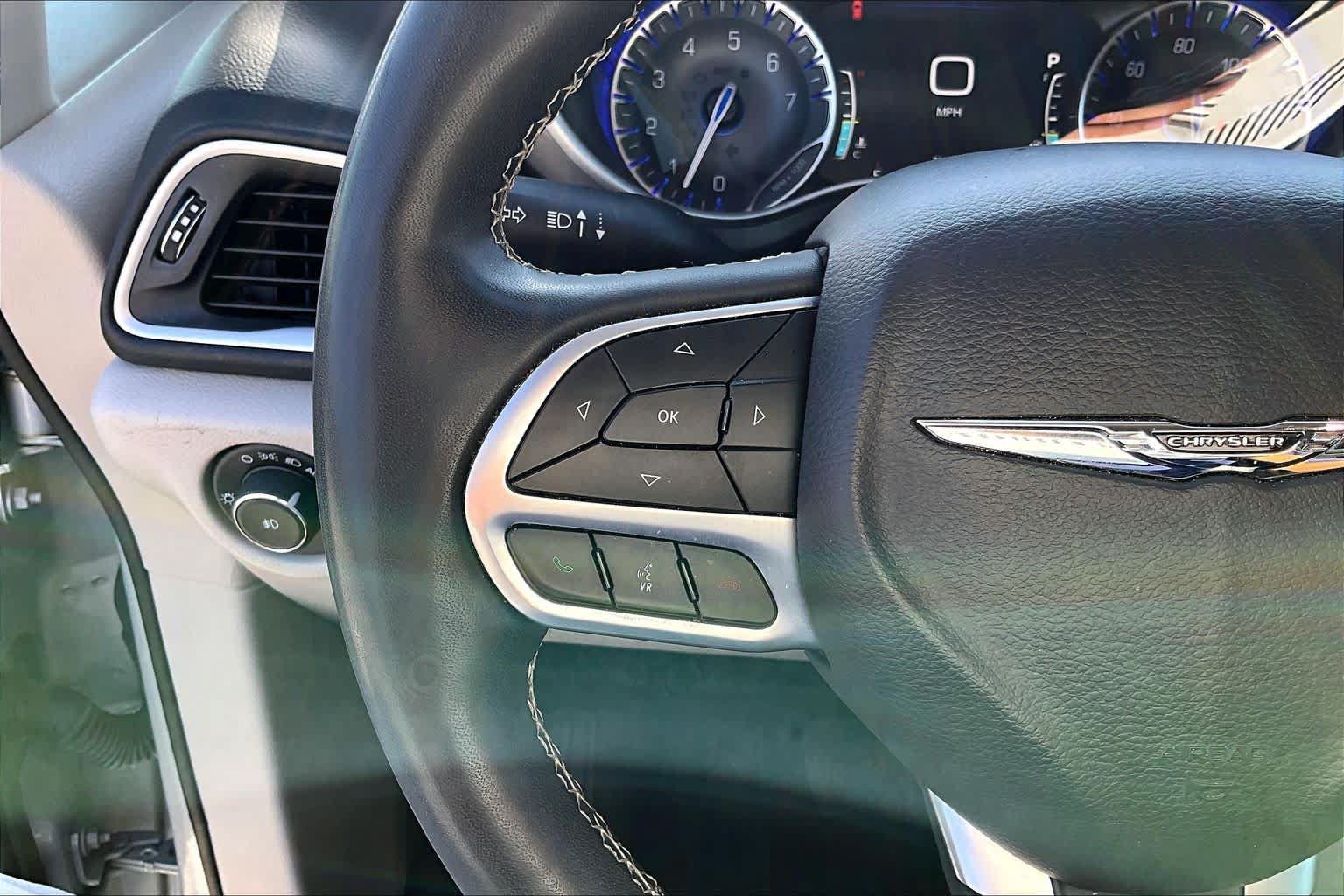 Used 2024 Chrysler Pacifica Touring-L FWD image 22