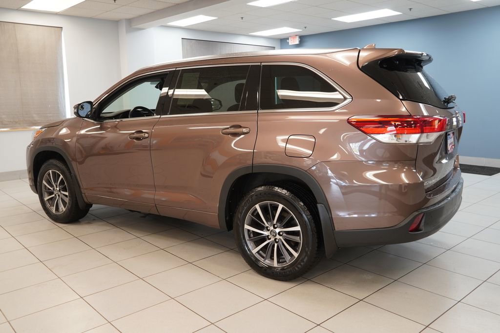 Used 2017 Toyota Highlander XLE AWD/4WD image 8