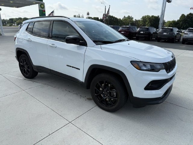 Used 2025 Jeep Compass Latitude w/ Convenience Group AWD/4WD image 1