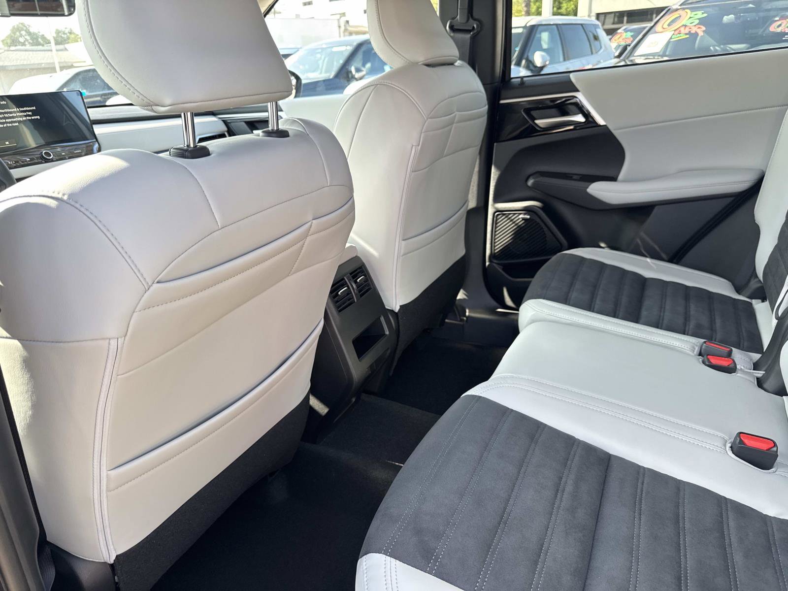 New 2025 Mitsubishi Outlander SE image 13