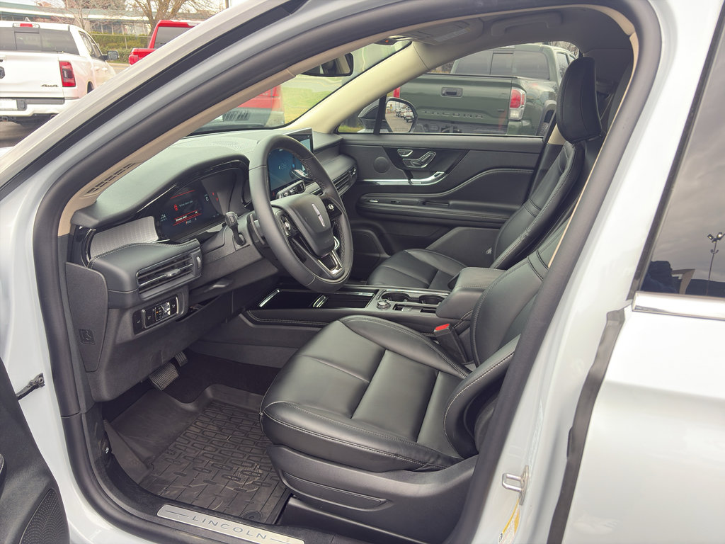 Used 2025 Lincoln Corsair Premiere image 12