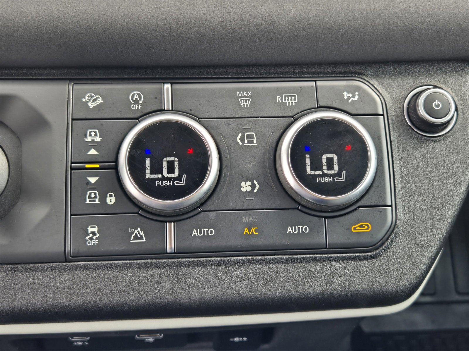 Used 2021 Land Rover Defender 90 First Edition image 16