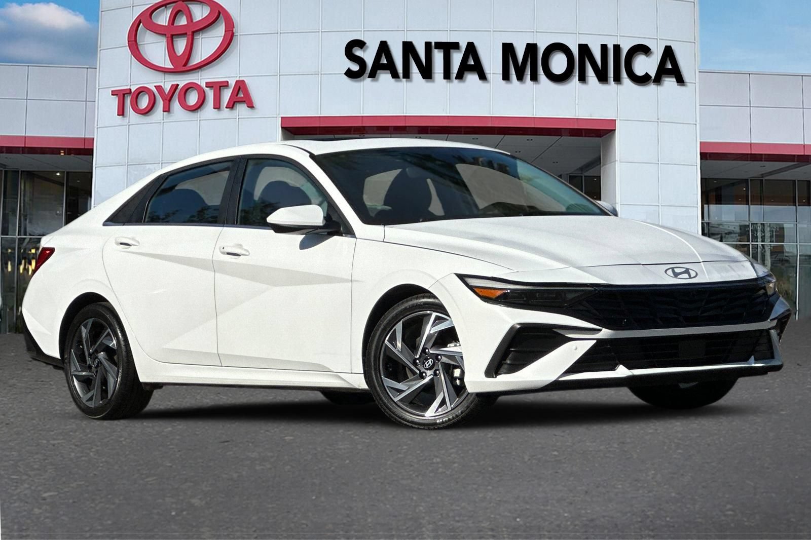 Used 2025 Hyundai Elantra SEL FWD image 2
