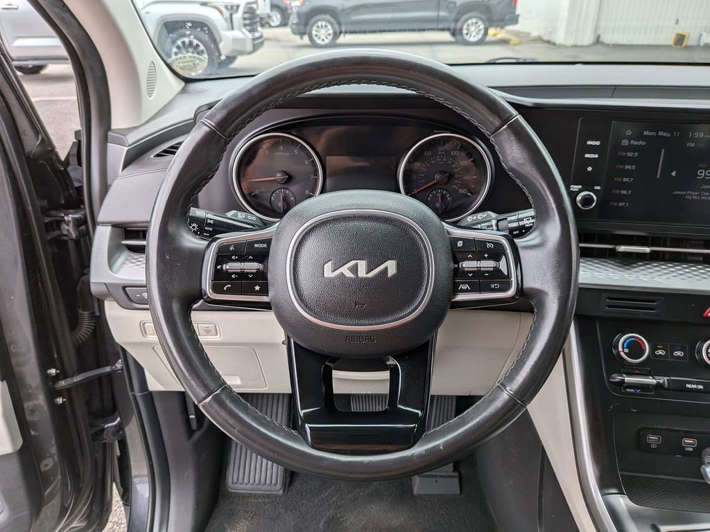 Used 2023 Kia Carnival LX FWD image 13