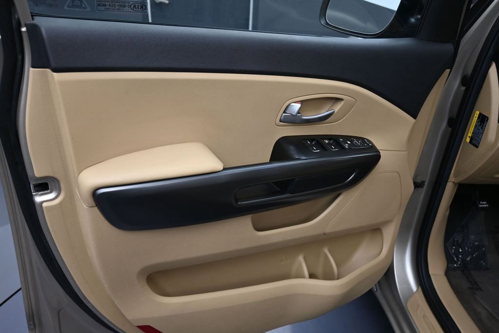 Used 2016 Kia Sedona LX w/ LX Convenience Package FWD image 17