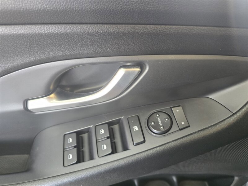 Used 2018 Hyundai Elantra GT FWD image 18