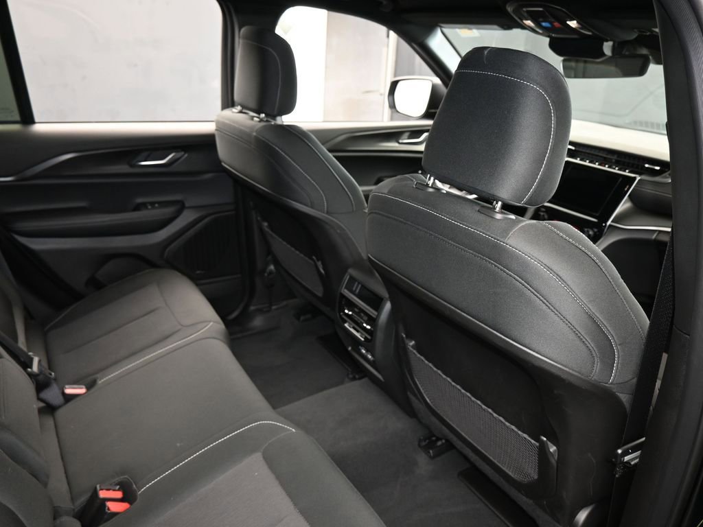 Used 2025 Jeep Grand Cherokee Laredo image 43