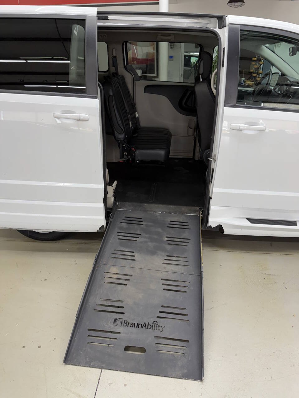 Used 2018 Dodge Grand Caravan SE FWD image 15