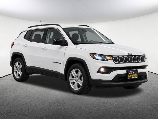 Used 2022 Jeep Compass Latitude w/ Sun and Sound Group AWD/4WD image 2