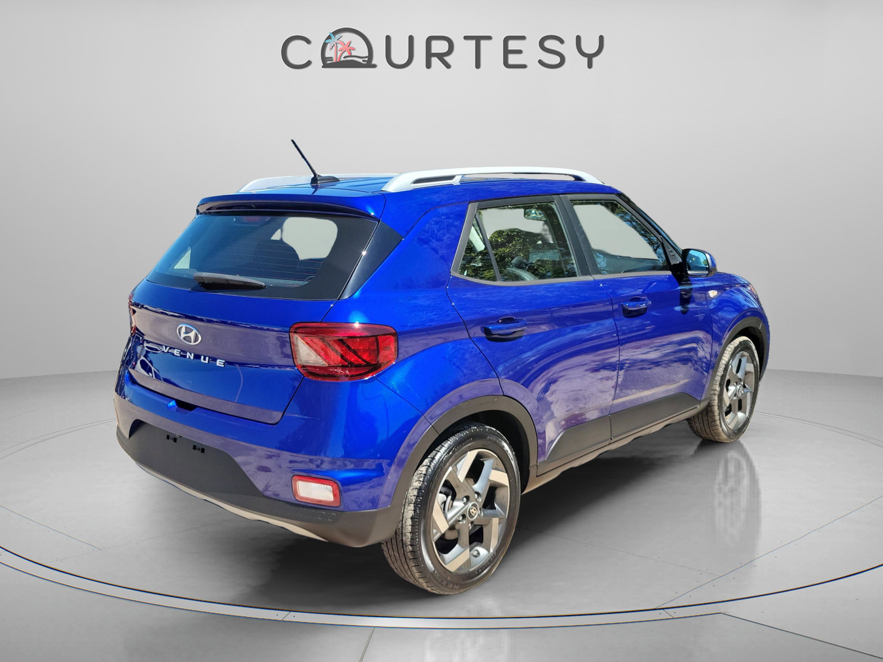 Certified 2023 Hyundai Venue Limited w/ Cargo Package image 3
