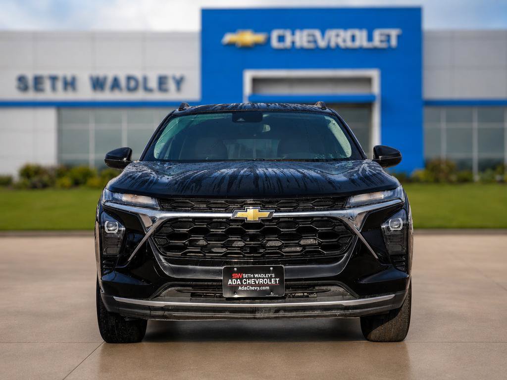 Used 2025 Chevrolet Trax LT FWD image 2