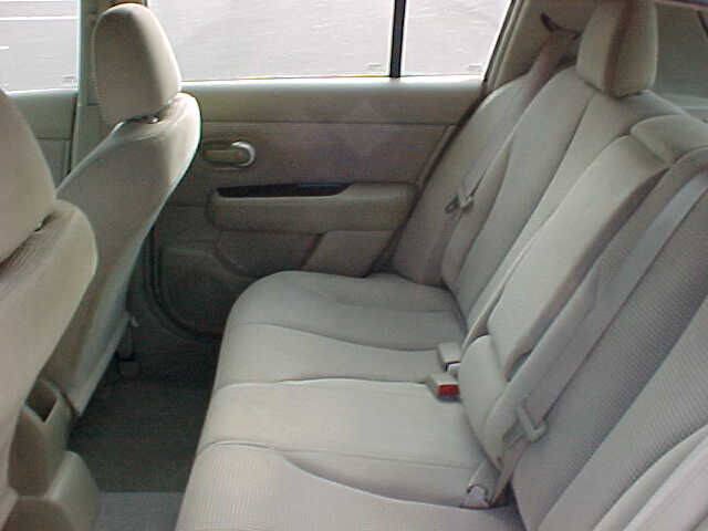 Used 2011 Nissan Versa Hatchback w/ Premium Pkg FWD image 11