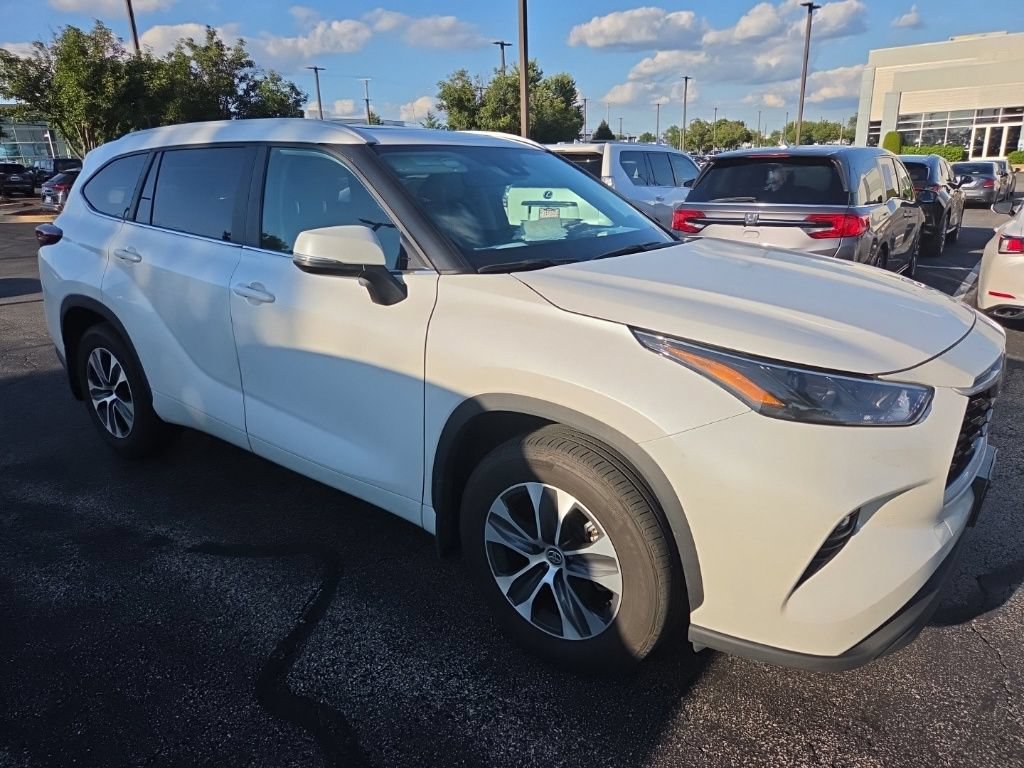Used 2024 Toyota Highlander XLE AWD/4WD image 2