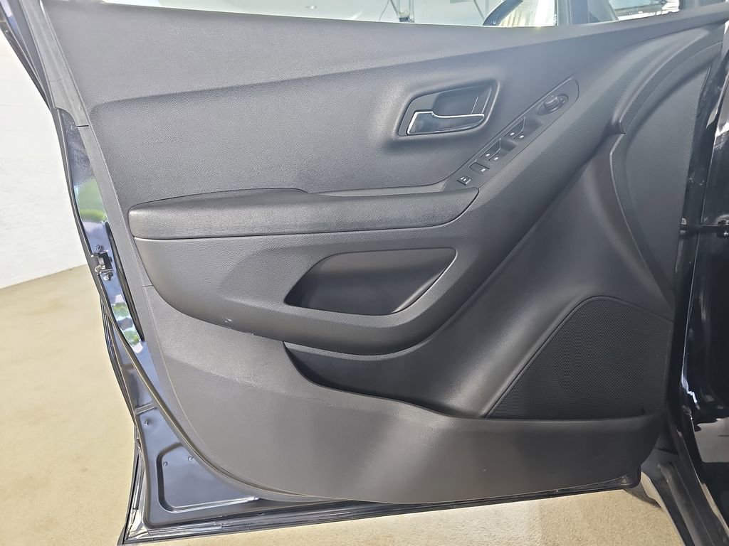 Used 2019 Chevrolet Trax LS w/ LPO, Cargo Package AWD/4WD image 31