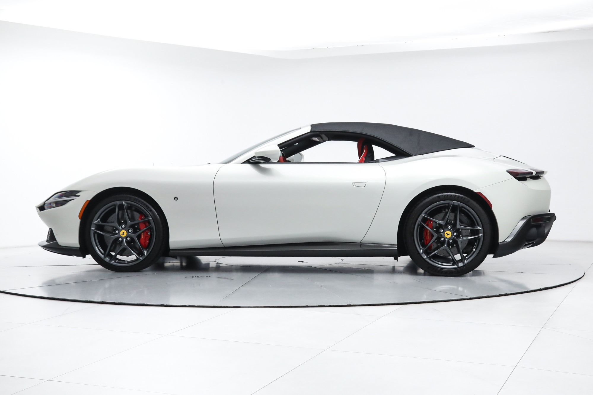 Certified 2025 Ferrari Roma Spider RWD image 7