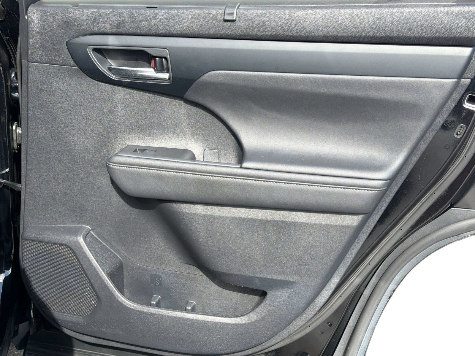 Used 2023 Toyota Highlander XLE FWD image 31