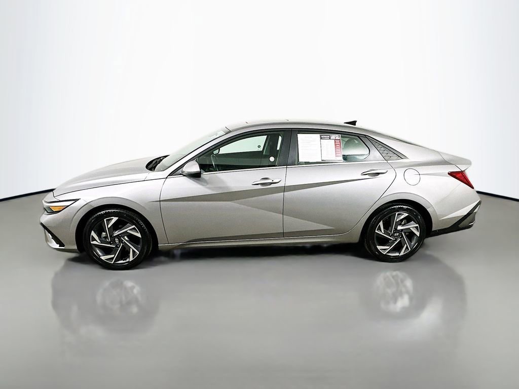 Used 2025 Hyundai Elantra SEL FWD image 5