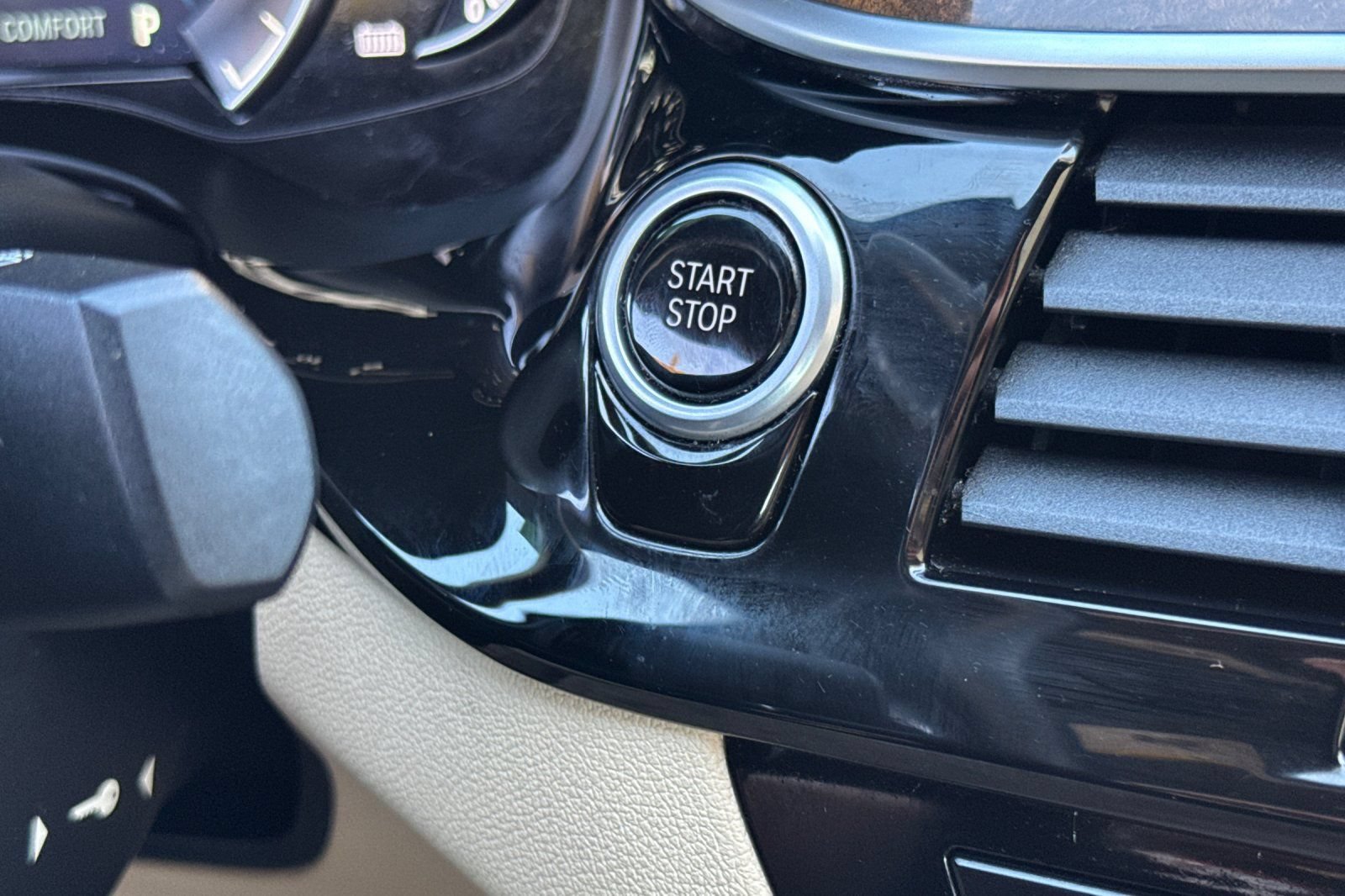 Used 2019 BMW 530e w/ Premium Package RWD image 25