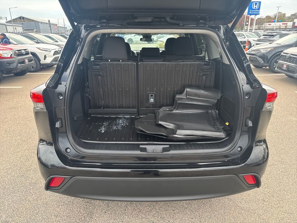 Used 2024 Toyota Highlander LE image 8