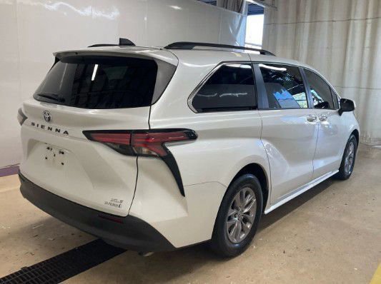 Used 2022 Toyota Sienna XLE FWD image 3