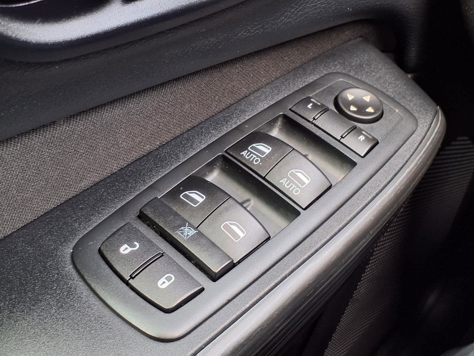 Used 2015 Jeep Cherokee Latitude FWD image 12