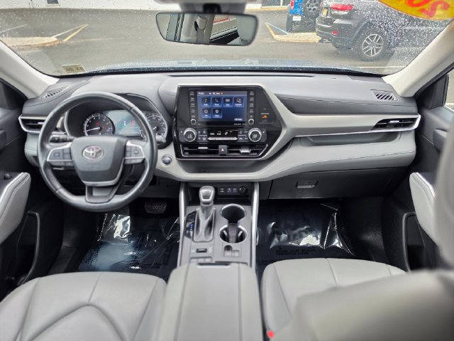 Used 2022 Toyota Highlander XLE AWD/4WD image 30