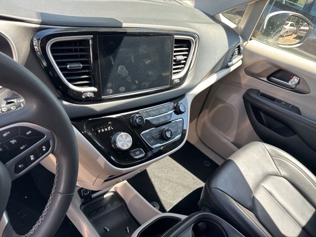 Used 2023 Chrysler Pacifica Touring-L FWD image 12