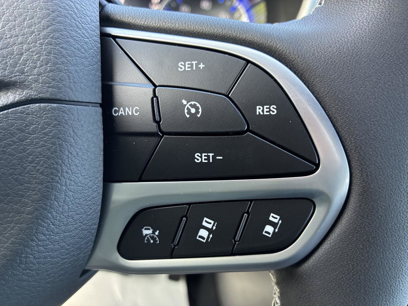 New 2027 Chrysler Pacifica Select AWD/4WD image 35