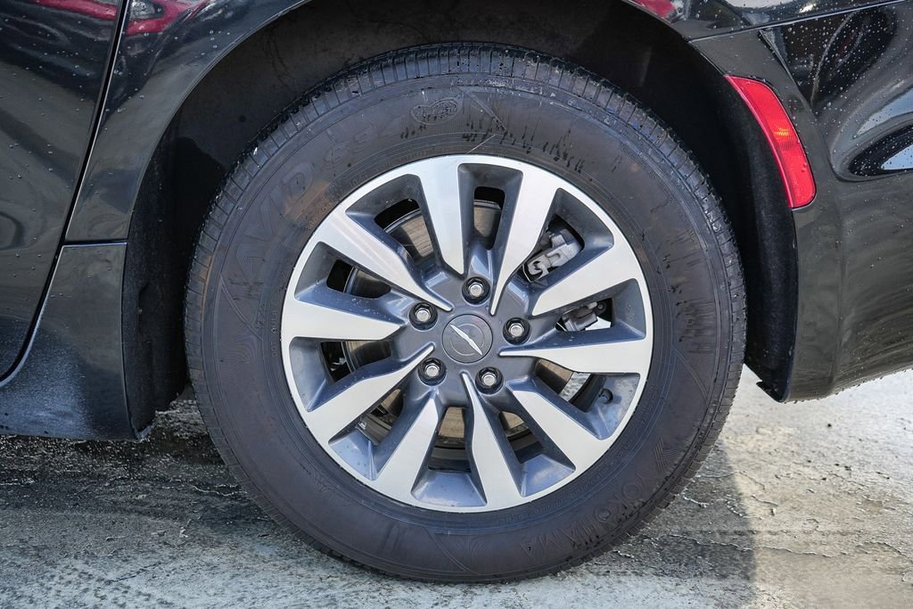 Certified 2024 Chrysler Pacifica Select image 12