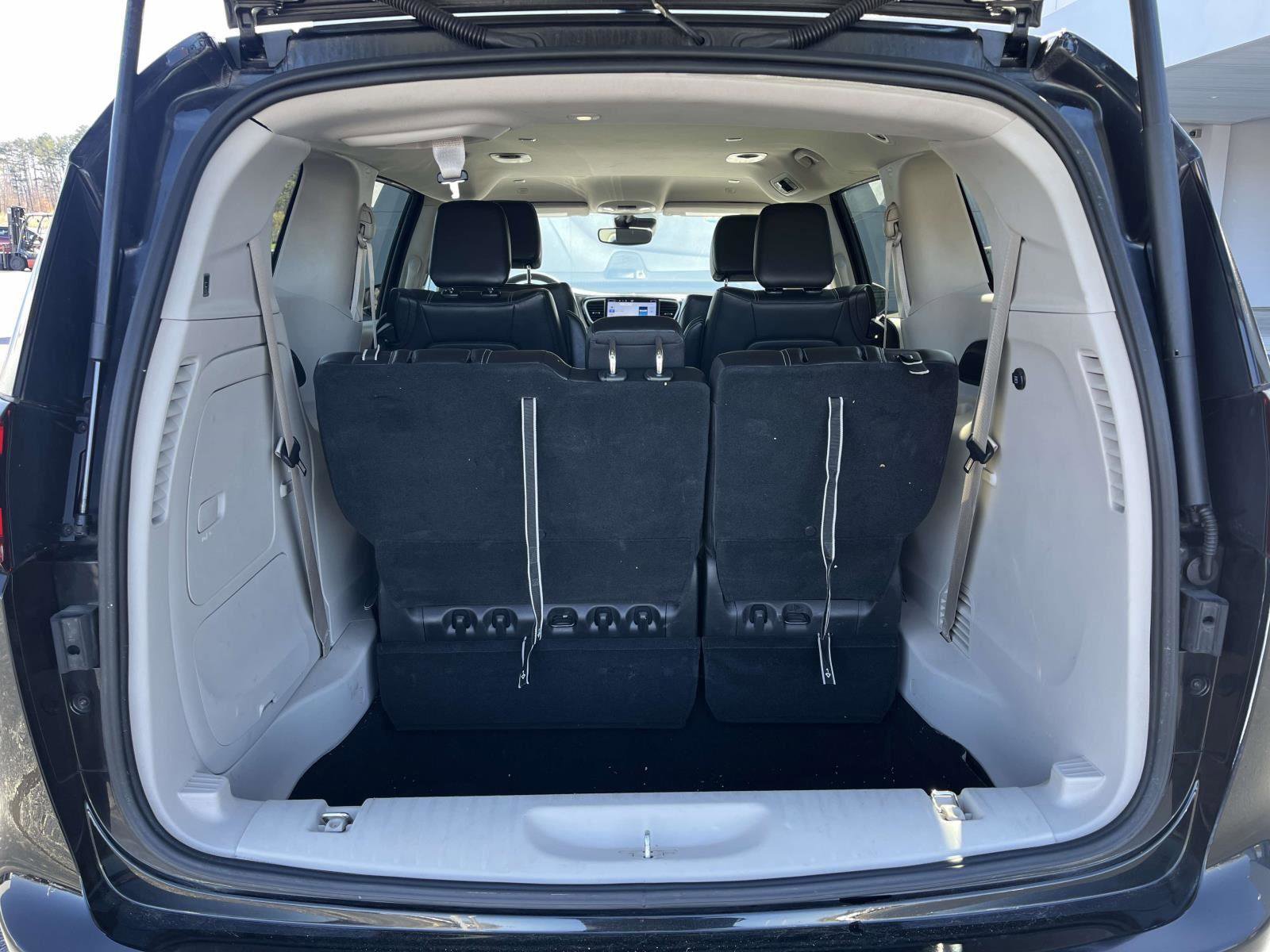Certified 2023 Chrysler Pacifica Touring-L image 14