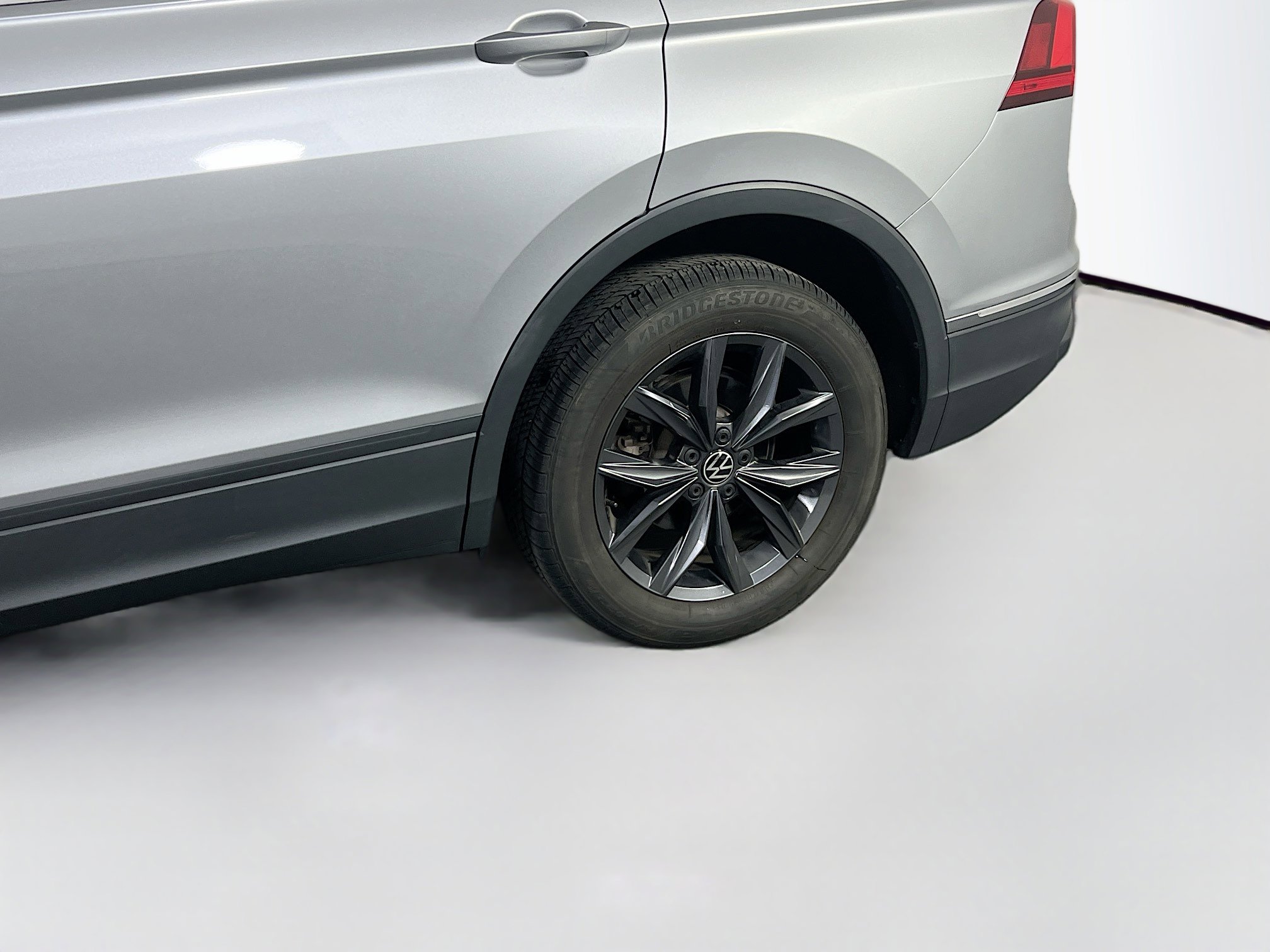 Used 2023 Volkswagen Tiguan SE AWD/4WD image 30
